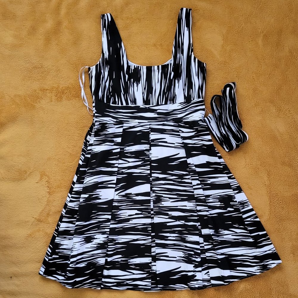 CALVIN KLEIN BLACK WHITE DRESS (SIZE 10)